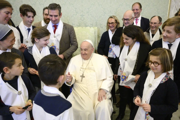 Imagen de la audiencia del Papa con los promotores del proyecto Écoles de Vie(s). Crédito: Vatican Media