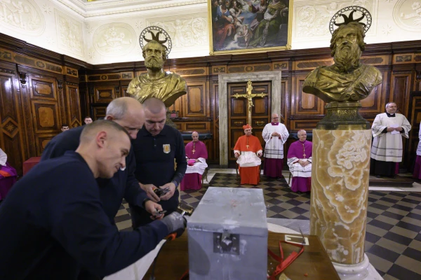 Los sampietrini abren la caja metálica. Crédito: Vatican Media