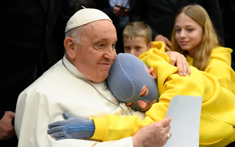 El tercer abrazo del Papa Francisco a un niño ucraniano con quemaduras por una bomba rusa