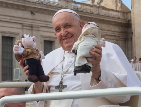 Regalan al Papa Francisco peluches del Doctor Simi, una muestra del cariño de México