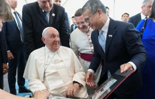 Papa Francisco en el aeropuerto de Singapur. Crédito: Vatican Media