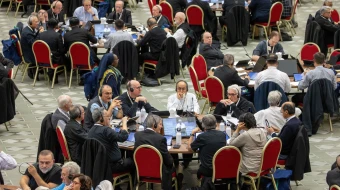 Los delegados del Sínodo de la Sinodalidad de 2024 participan en una mesa redonda el 10 de octubre de 2024 en el Aula Pablo VI del Vaticano.