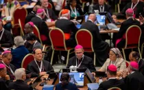 Los delegados del Sínodo de la Sinodalidad en grupos pequeños escuchan las orientaciones del Papa Francisco para las próximas semanas, el 4 de octubre de 2023.