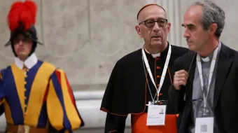 El Arzobispo de Barcelona y presidente de la Conferencia Episcopal Española, Cardenal Juan José Omella Omella, llega a la Basílica de San Pedro para un servicio penitencial por el Sínodo de los Obispos presidido por el Papa Francisco el 1 de octubre de 2024, en la Ciudad del Vaticano.