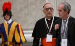 El Arzobispo de Barcelona y presidente de la Conferencia Episcopal Española, Cardenal Juan José Omella Omella, llega a la Basílica de San Pedro para un servicio penitencial por el Sínodo de los Obispos presidido por el Papa Francisco el 1 de octubre de 2024, en la Ciudad del Vaticano.