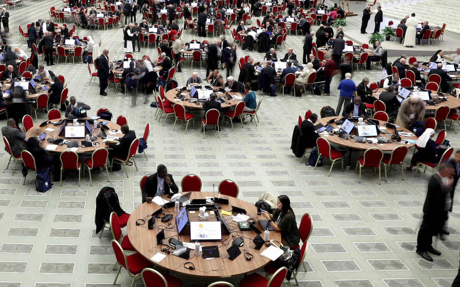 Los delegados asisten a una sesión de la 16ª Asamblea General del Sínodo de los Obispos en el Aula Pablo VI el 5 de octubre de 2024, en la Ciudad del Vaticano.?w=200&h=150