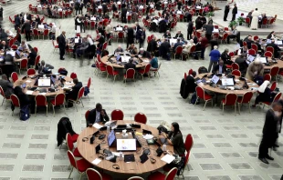 Los delegados asisten a una sesión de la 16ª Asamblea General del Sínodo de los Obispos en el Aula Pablo VI el 5 de octubre de 2024, en la Ciudad del Vaticano. Crédito: Franco Origlia/Getty Images.