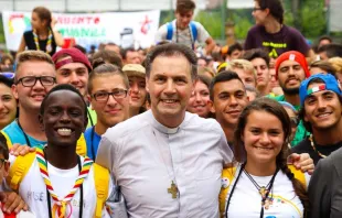 Décimo Sucesor de Don Bosco, Cardenal Ángel Fernández Artime, junto a jóvenes del mundo salesiano Crédito: ANS - Salesianos