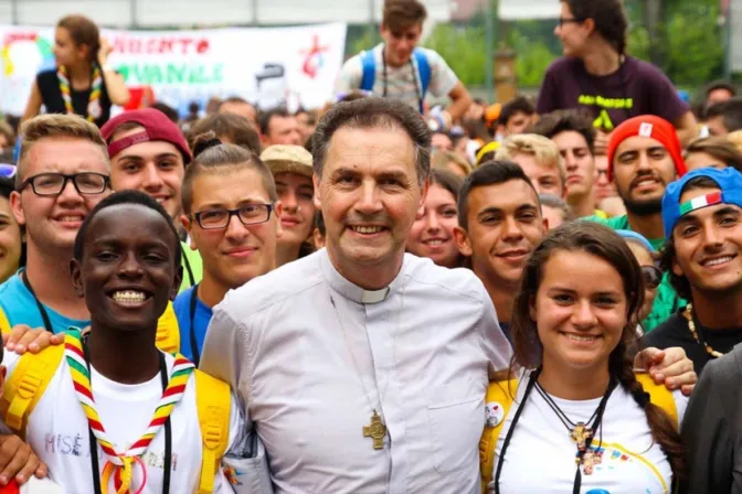 Décimo Sucesor de Don Bosco, Cardenal Ángel Fernández Artime, junto a jóvenes del mundo salesiano