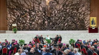 El Papa Francisco y otros delegados participan en la segunda sesión de la XVI Asamblea General Ordinaria de la primera congregación general del Sínodo de los Obispos, el 2 de octubre, en el Aula Pablo VI del Vaticano.