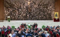 El Papa Francisco y otros delegados participan en la segunda sesión de la XVI Asamblea General Ordinaria de la primera congregación general del Sínodo de los Obispos, el 2 de octubre, en el Aula Pablo VI del Vaticano.