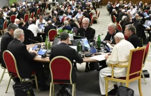 El Papa Francisco entre los delegados del Sínodo sobre la Sinodalidad, celebrado en octubre de 2023. Crédito: Vatican Media.