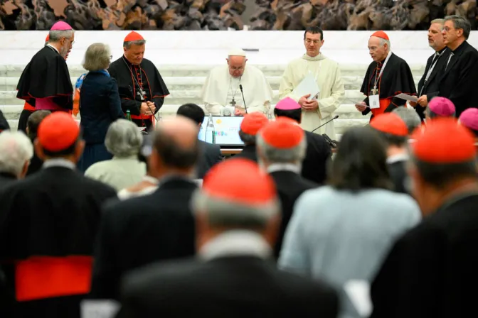 El Papa Francisco con algunos de los participantes del Sínodo de la Sinodalidad.