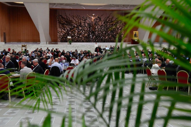 Imagen de los miembros del Sínodo reunidos en el Aula Pablo VI del Vaticano