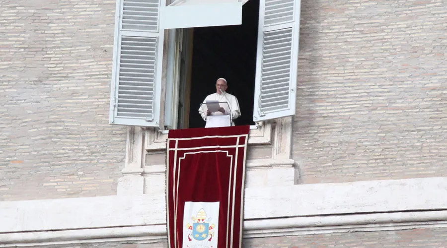 El Papa durante el Ángelus. Foto: Alexey Gotovskiy / ACI Prensa