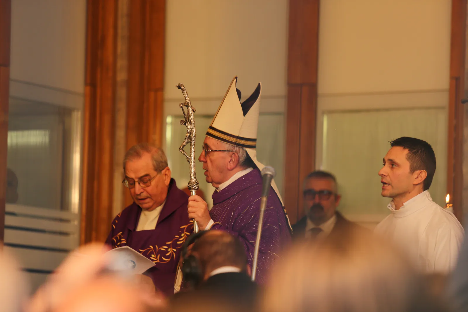 El Papa Francisco ante la Puerta Santa de la caridad en un albergue para necesitados en Roma este viernes. Foto Daniel Ibáñez / ACI Prensa