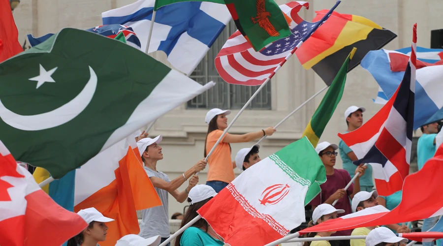 Jóvenes agitan banderas de diversos países en la Plaza de San Pedro. Foto: Bohumil Petrick / ACI Prensa