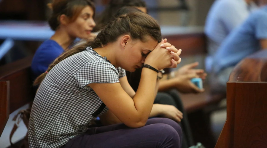 Joven reflexionando (imagen referencial) / Foto: Daniel Ibán?ez (ACI Prensa)