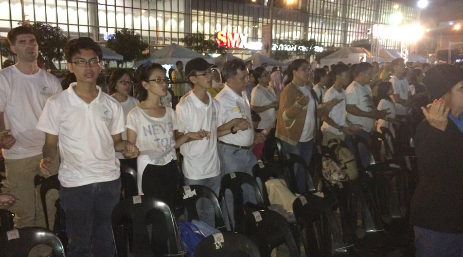 Familias en exteriores del Mall of Asia Arena de Manila. Foto: Álvaro de Juana / ACI Prensa.