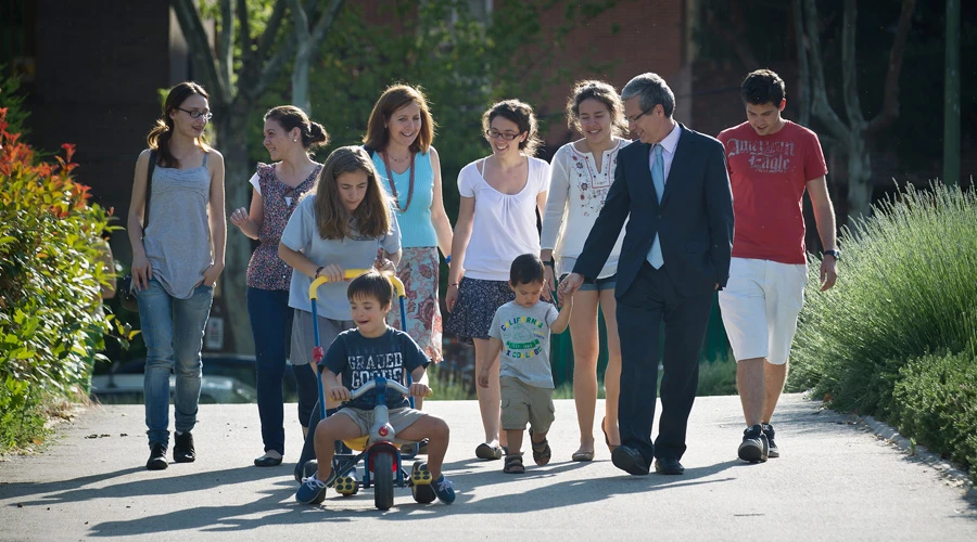 Estrella Ferrón, Eduardo García Serrano y sus ocho hijos. Foto: Fundación Acogida