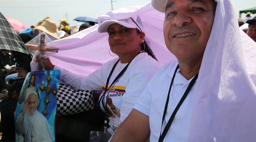 Familia en la Misa en Guayaquil / Foto: Alan Holdren (ACI Prensa)