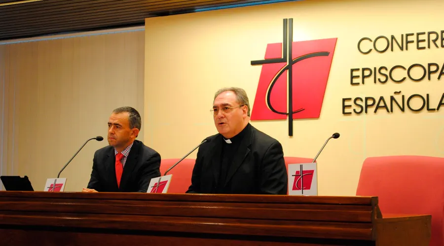 Mons. Fernando Giménez Barrio y y Mons. José María Gil Tamayo / Foto: Blanca Ruiz (ACI Prensa)