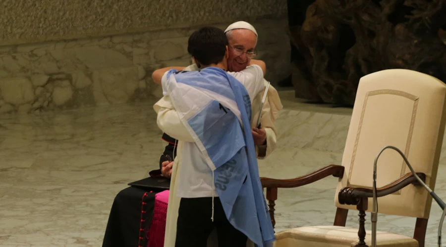 Papa Francisco abraza a un joven en el encuentro del Movimiento Eucarístico Juvenil - Foto: Petrik Bohumil (ACI Prensa)