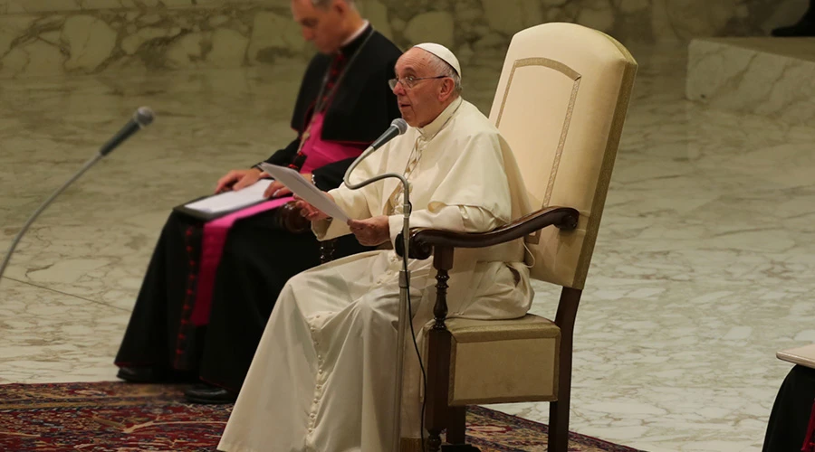 El Papa habla en el Aula Pablo VI. Foto: Bohumil Petrik / ACI Prensa