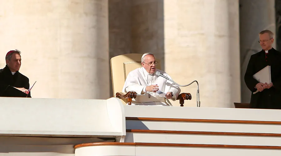 El Papa habla en la Plaza de San Pedro - Foto: Daniel Ibáñez / ACI Prensa