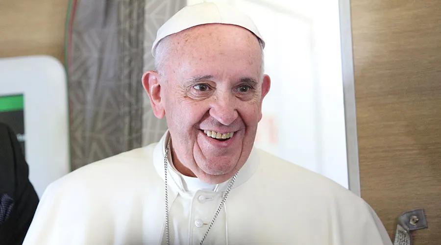 El Papa durante la rueda de prensa en el avión. Foto: Alan Holdren