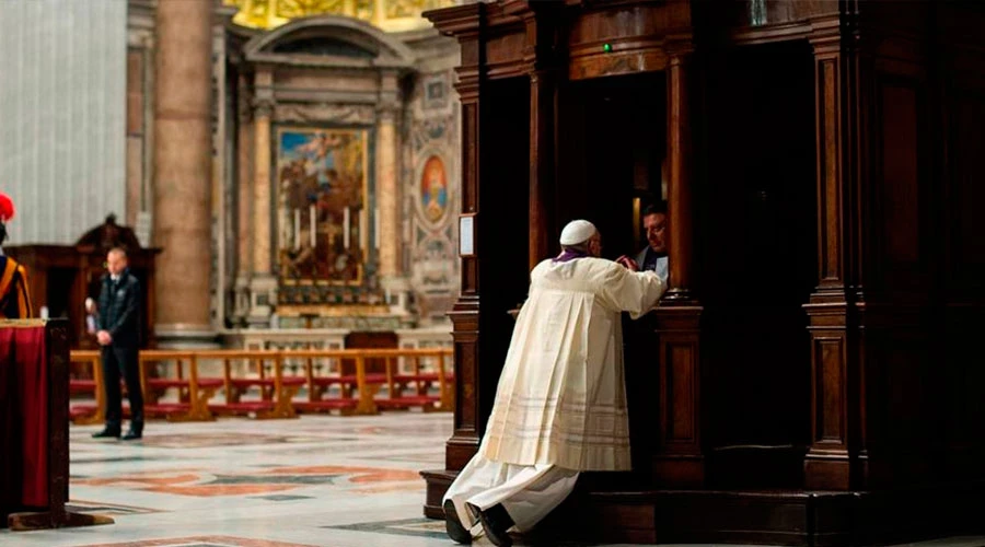 Papa Francisco confesándose. Foto: L'Osservatore Romano.