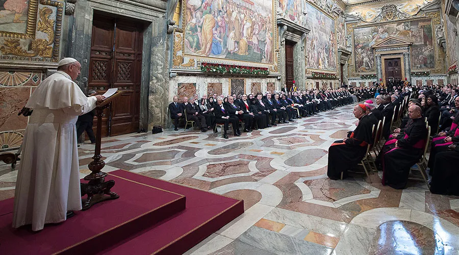 El Papa Francisco con el Cuerpo Diplomático acreditado ante la Santa Sede / Foto: L'Osservatore Romano