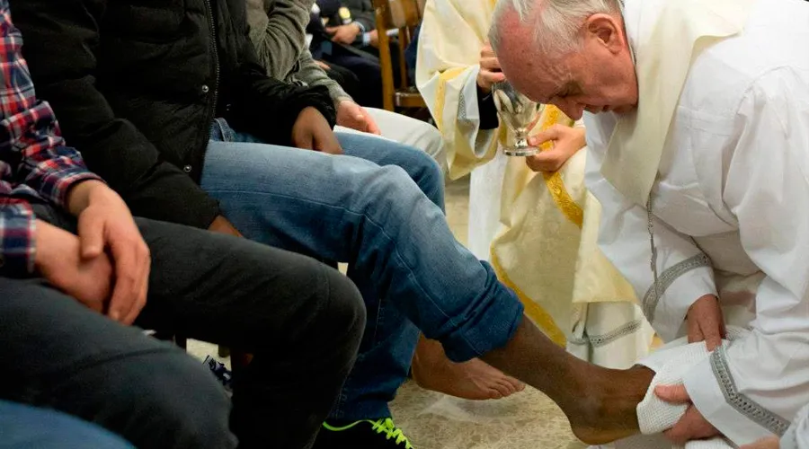 Papa Francisco en el Lavatorio de Pies en la Misa de Jueves Santo 2013 / Foto: L'Osservatore Romano