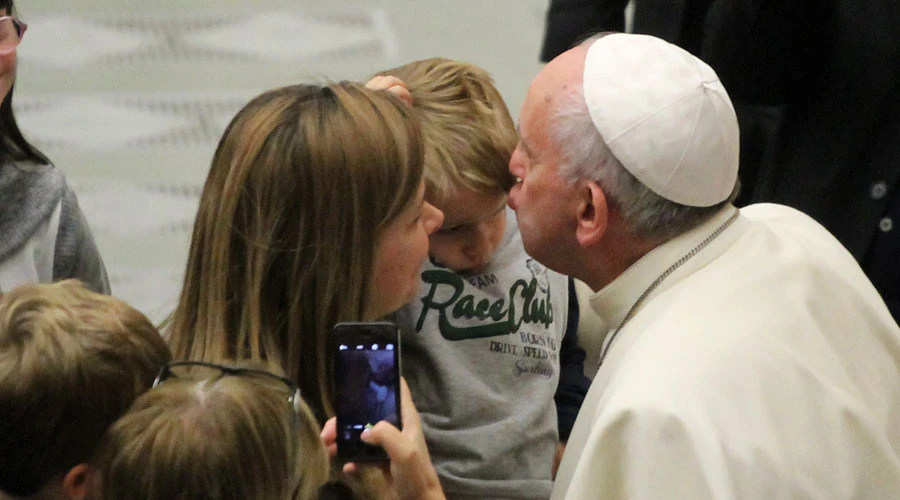 Papa Francisco saludando en una audiencia - Foto: ACI Prensa