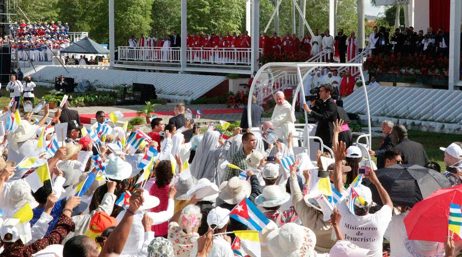 El Papa Francisco en el papamóvil en la Misa de esta mañana en Holguín. Foto: Alan Holdren / ACI Prensa