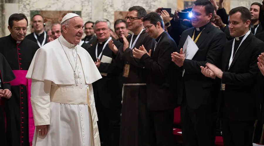 Foto referencial, Papa Francisco con misioneros. Crédito: Daniel Ibáñez / ACI Prensa