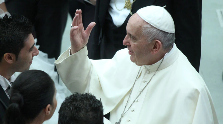 El Papa Francisco saluda a una pareja de recién casados al final de la audiencia general de este miércoles en el Aula Pablo VI. Foto Petrik Bohumil / ACI Prensa