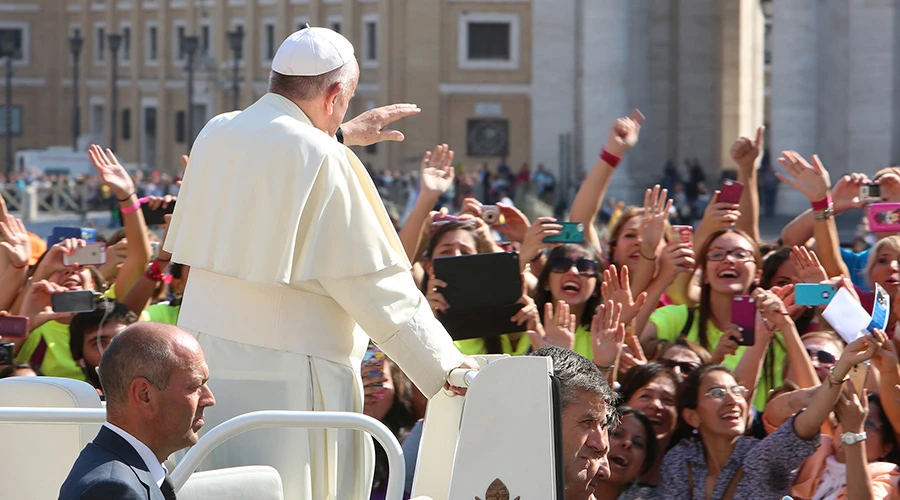 Papa Francisco saludando a los jóvenes en la Audiencia General / Foto: Daniel Ibáñez (ACI Prensa)