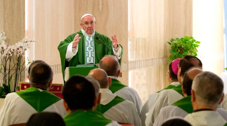 El Papa Francisco celebrando Misa en la capilla de la Casa Santa Marta. Foto L'Osservatore Romano