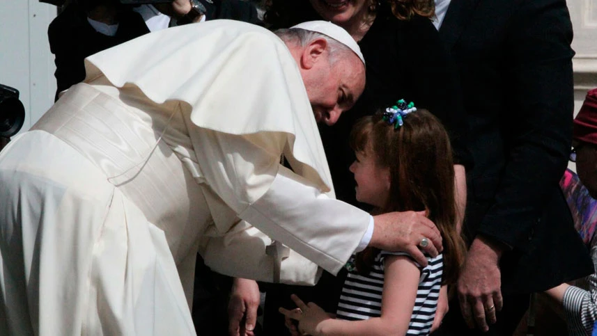 El Papa Francisco se encuentra con la pequeña Lizzy Myers / Foto: Martha Calderón (ACI Prensa)