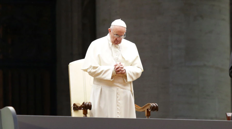 El Papa Francisco reza por las víctimas de los atentados. Foto: Petrik Bohumil / ACI Prensa