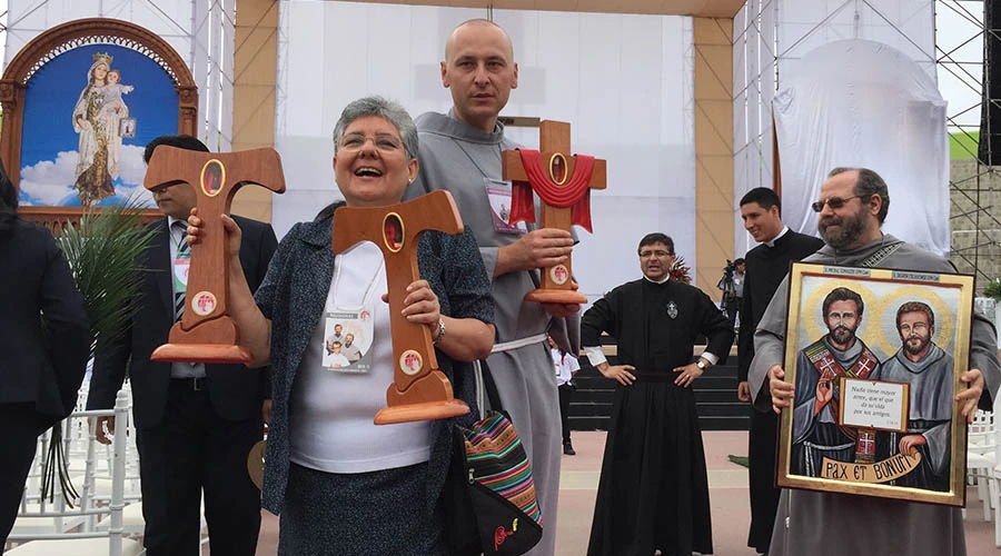 Hermana Marlene Trelles con las reliquias de Miguel Tomaszek y Zbigniew Strzalkowski en las manos, junto a dos franciscanos conventuales asistentes a la beatificación. Foto: David Ramos / ACI Prensa.