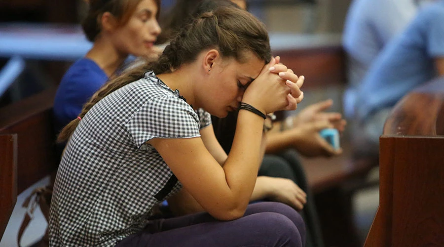 Imagen referencial / Joven reza en la Catedral de Tirana, en Albania. Foto: Daniel Ibáñez / ACI Prensa.