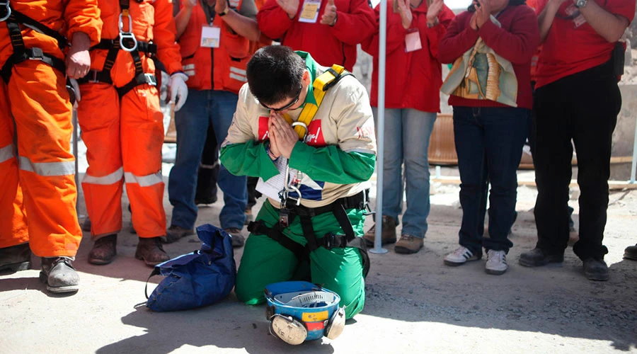 El minero Esteban Rojas se puso de rodillas y rezó tras ser rescatado. Foto: Flickr de Gobierno de Chile (CC BY 2.0)