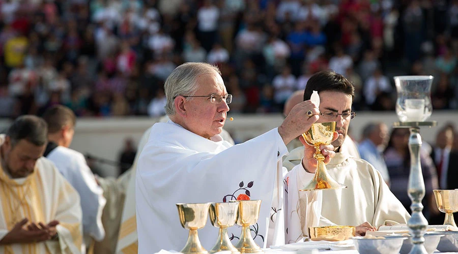 Mons. Gómez defiende derecho de católicos a impregnar con la fe la vida pública