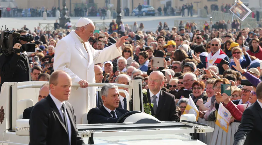 El Papa saluda a los fieles. Foto: Daniel Ibáñez / ACI Prensa