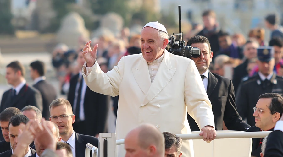 El Papa saluda a los fieles al llegar a la Plaza de San Pedro. Foto: Daniel Ibáñez / ACI Prensa