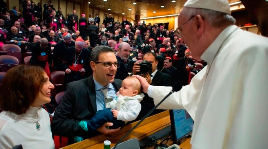 El Papa Francisco saluda a la familia Paloni durante el Sínodo realizado en octubre de 2015. Foto L'Osservatore Romano