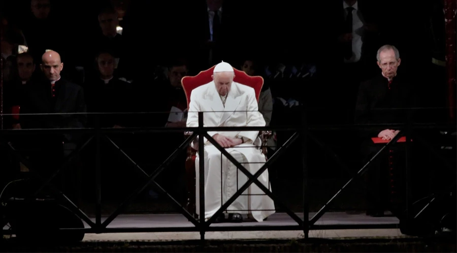 El Papa Francisco en el Via Crucis. / Foto: Lucía Ballester (ACI Prensa)