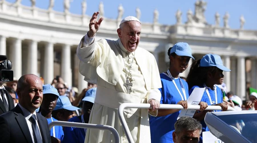 Papa Francisco llega a la Plaza de San Pedro para Audiencia Jubilar. Foto: Daniel Ibáñez / ACI Prensa.